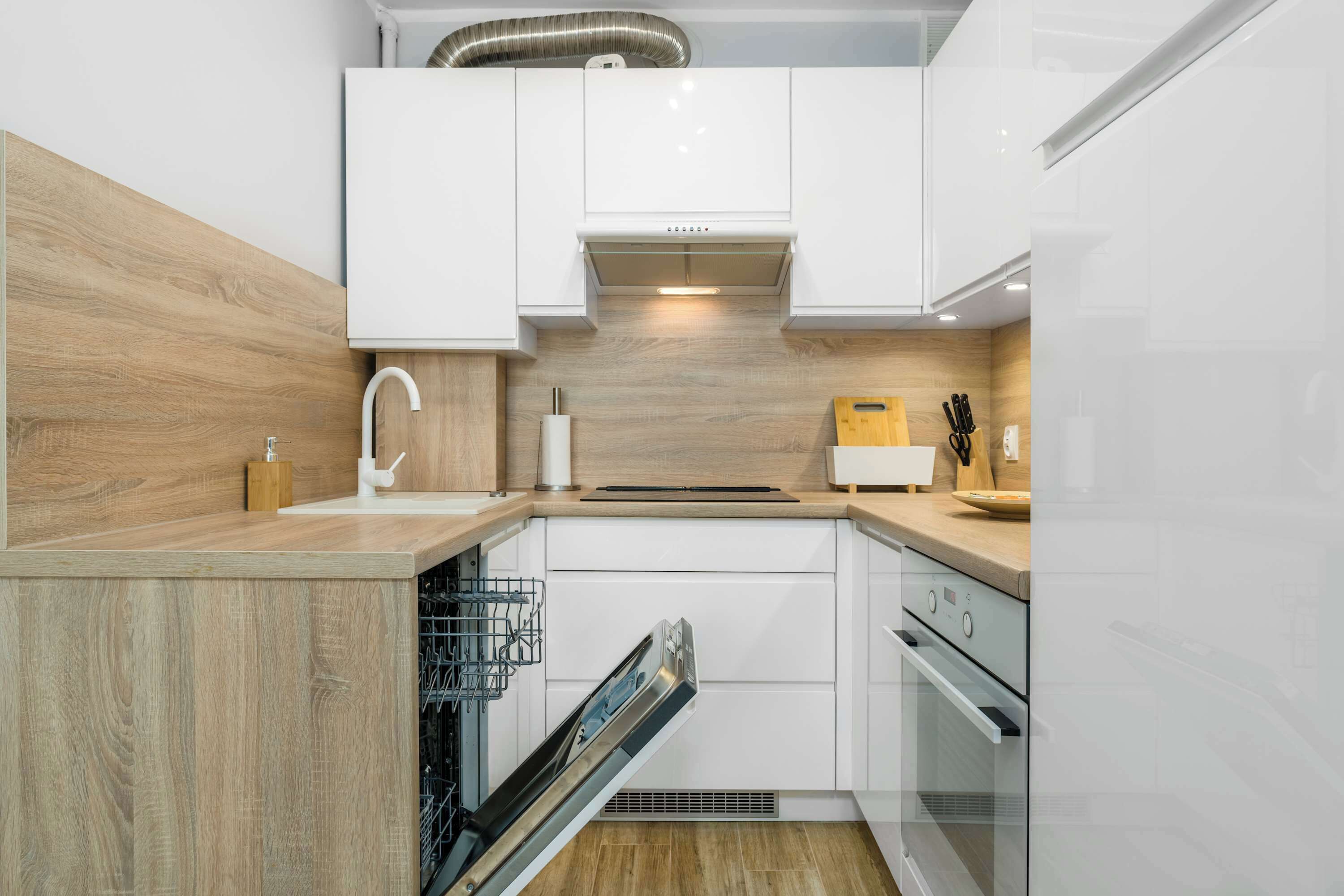 Frigorífico, horno, placa de cocina y lavavajillas