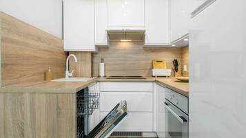 Frigorífico, horno, placa de cocina y lavavajillas