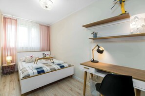 1 habitación, escritorio, tabla de planchar con plancha y wifi 