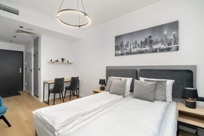 Skrivebord, strykejern/-brett, wi-fi og sengetøy