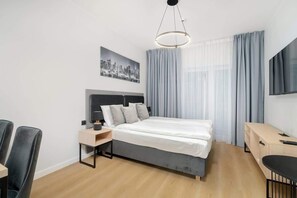 Desk, iron/ironing board, WiFi, bed sheets