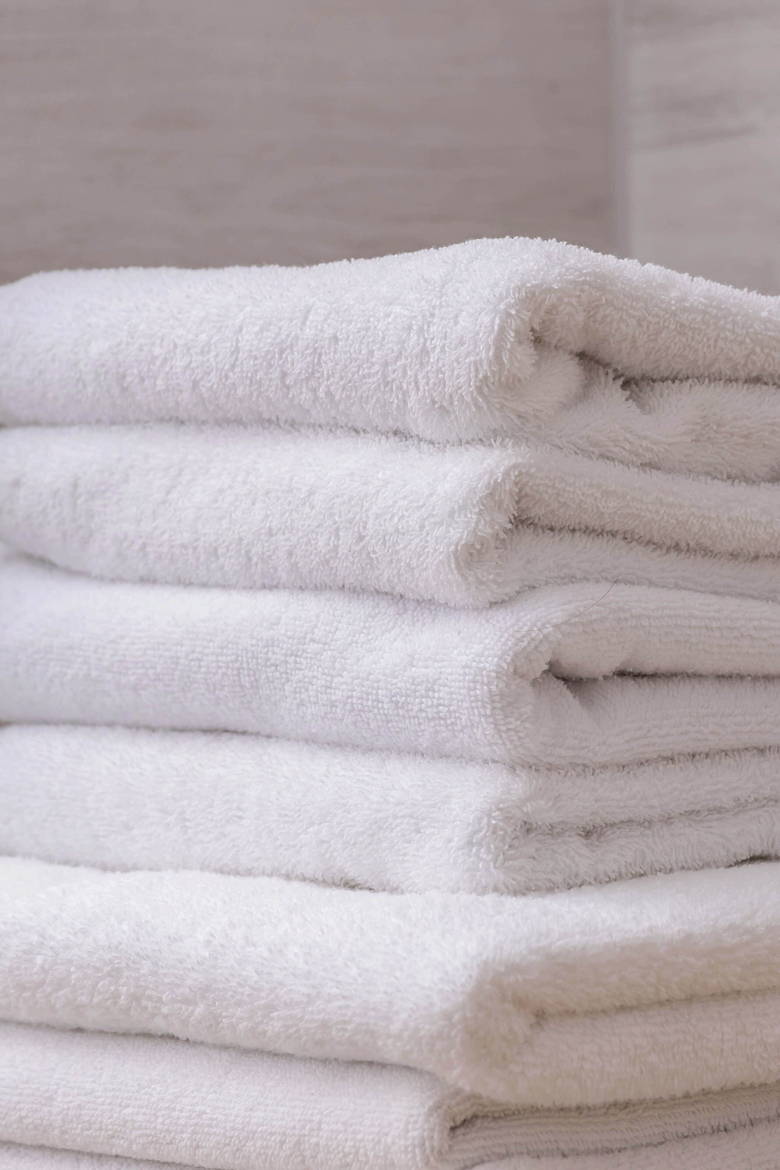 Une pile de serviettes blanches.