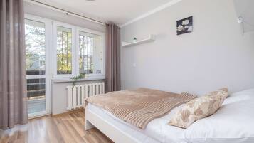 2 bedrooms, iron/ironing board, travel cot, WiFi