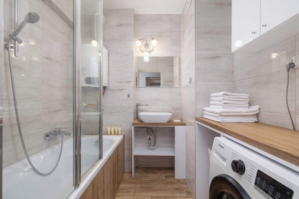 Een douche, een haardroger, handdoeken, shampoo