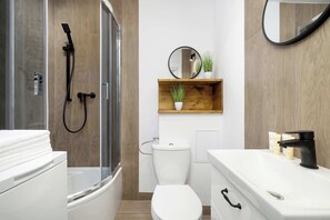 Chuveiro, secador de cabelo, toalhas de banho 