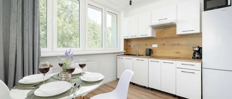 Réfrigérateur, micro-ondes, plaque de cuisson, lave-vaisselle