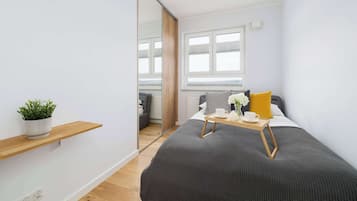 Tabla de planchar con plancha, wifi y ropa de cama