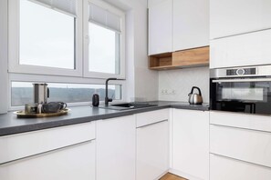 Fridge, microwave, stovetop, dishwasher