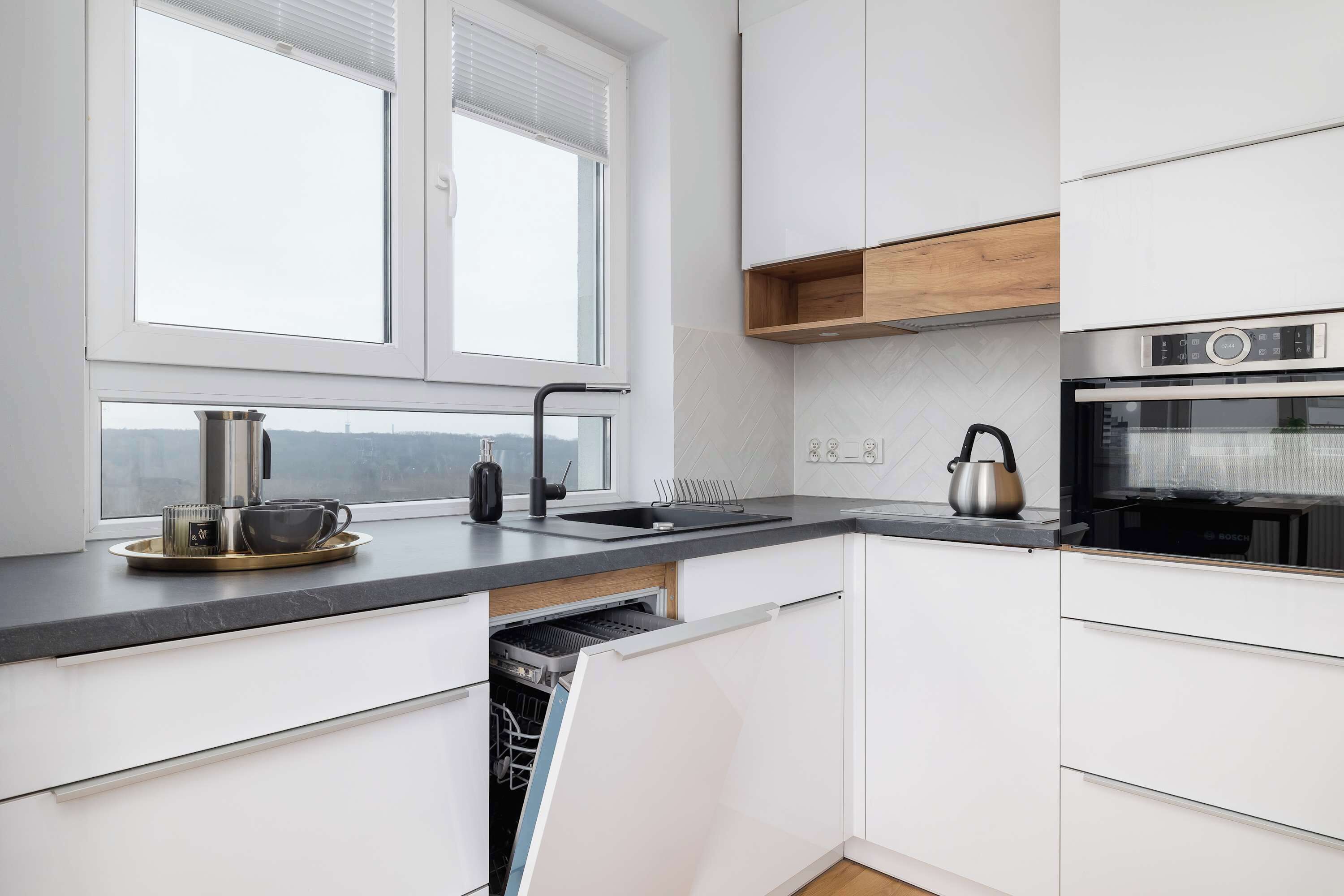 Réfrigérateur, micro-ondes, plaque de cuisson, lave-vaisselle