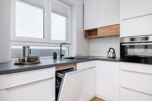 Een koelkast, een microgolfoven, een kookplaat, een vaatwasser