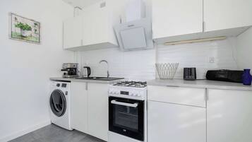 Kühlschrank, Ofen, Herdplatte, Wasserkocher mit Kaffee-/Teezubehör