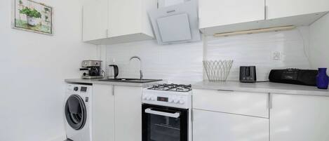 Fridge, oven, stovetop, coffee/tea maker