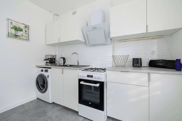 Fridge, oven, stovetop, coffee/tea maker