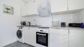 Geladeira, fogão, cooktop, cafeteira/chaleira