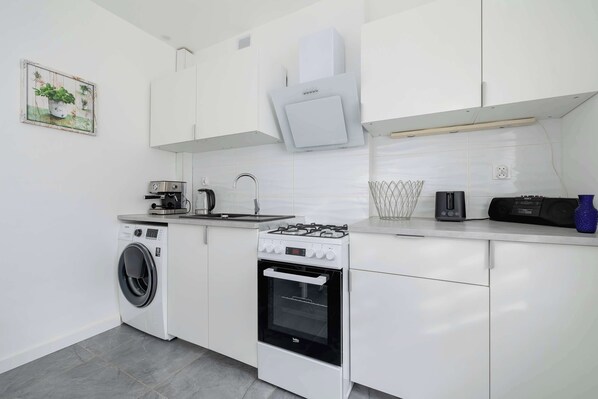 Fridge, oven, stovetop, coffee/tea maker