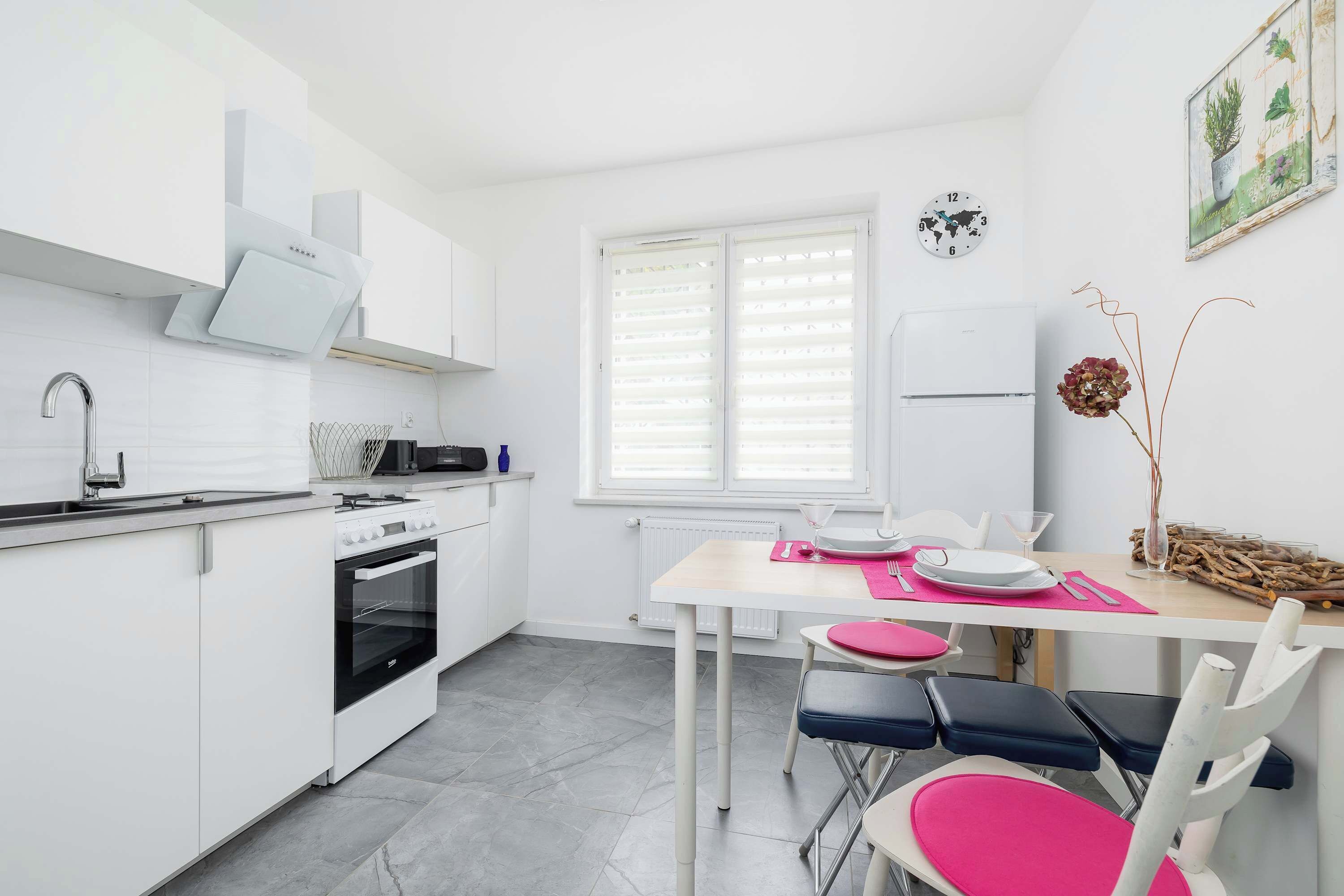 Fridge, oven, stovetop, coffee/tea maker