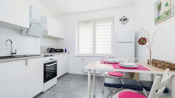 Kühlschrank, Ofen, Herdplatte, Wasserkocher mit Kaffee-/Teezubehör