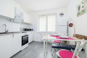 Fridge, oven, stovetop, coffee/tea maker