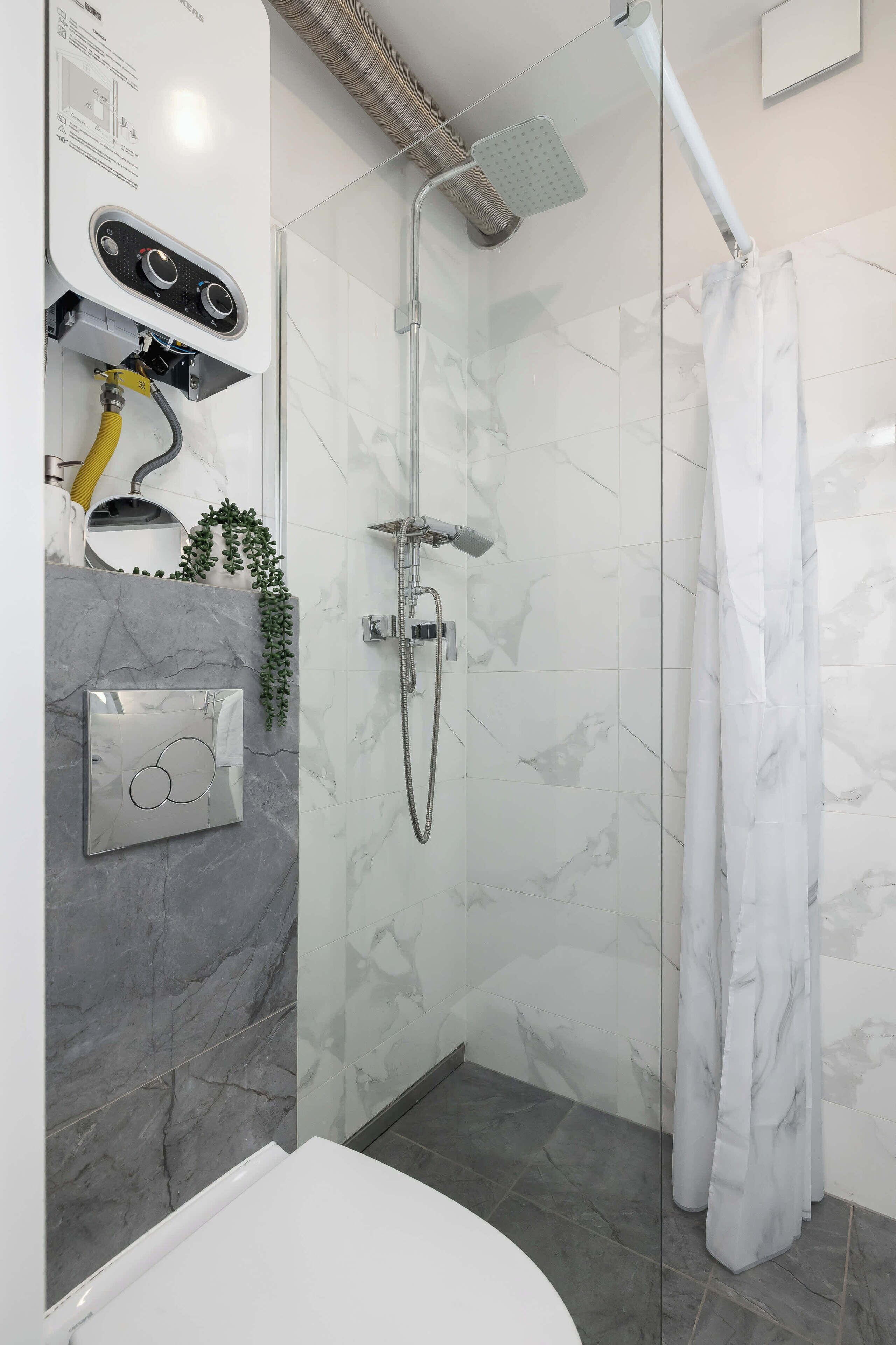 Een douche, een haardroger, handdoeken, shampoo