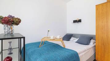 Tabla de planchar con plancha, wifi, ropa de cama