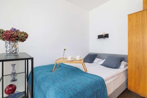 Iron/ironing board, WiFi, bed sheets