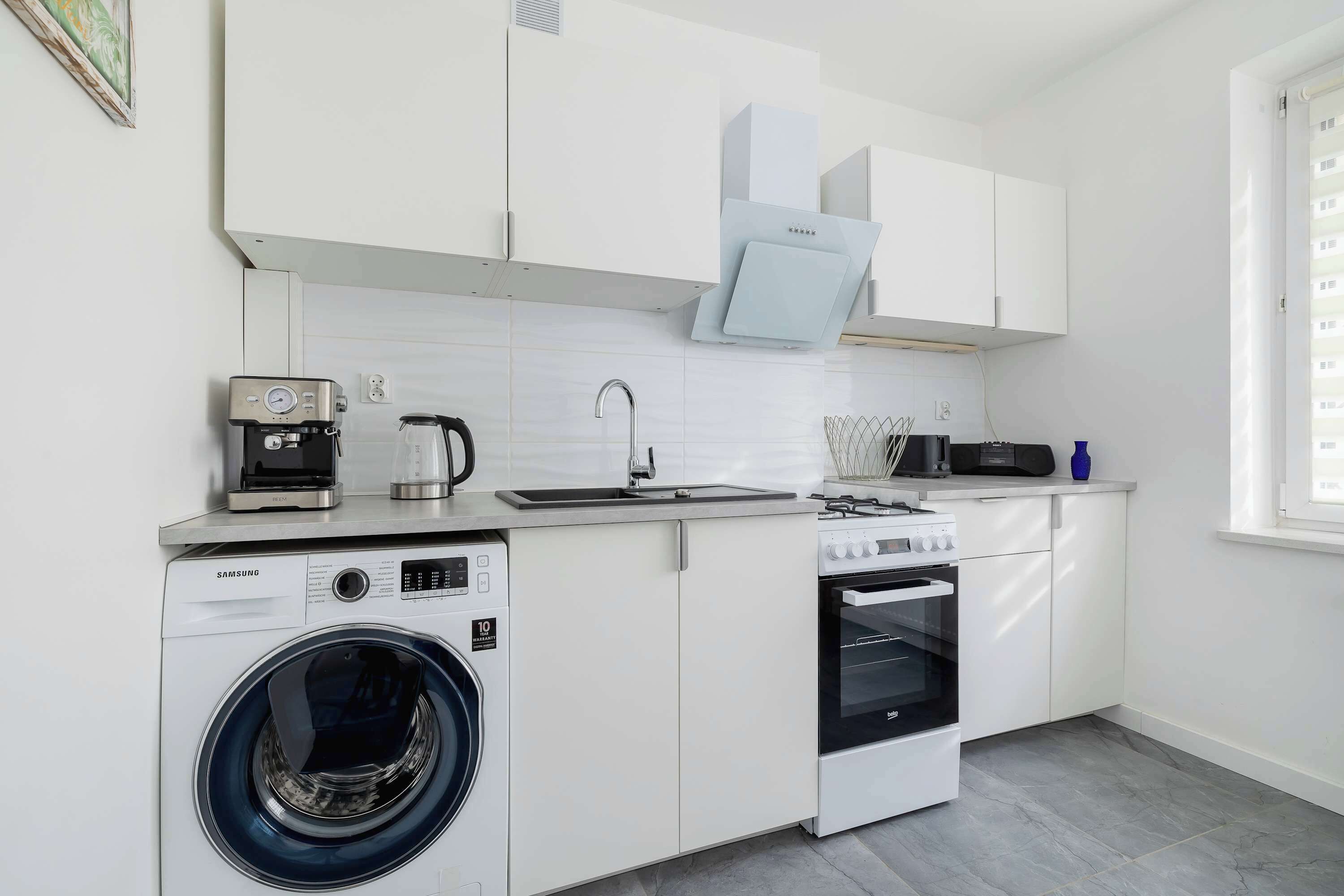 Fridge, oven, stovetop, coffee/tea maker