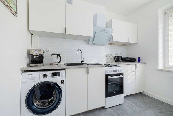 Fridge, oven, stovetop, coffee/tea maker