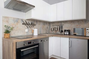 Kjøleskap, mikrobølgeovn, kokeplater og oppvaskmaskin