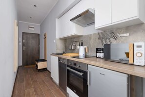 Fridge, microwave, stovetop, dishwasher