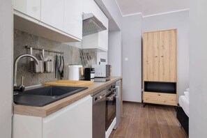 ثلاجة، ميكروويف، موقد طهي مسطح، غسالة أطباق