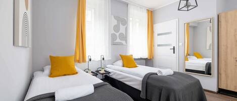 Een strijkplank/strijkijzer, wifi, beddengoed