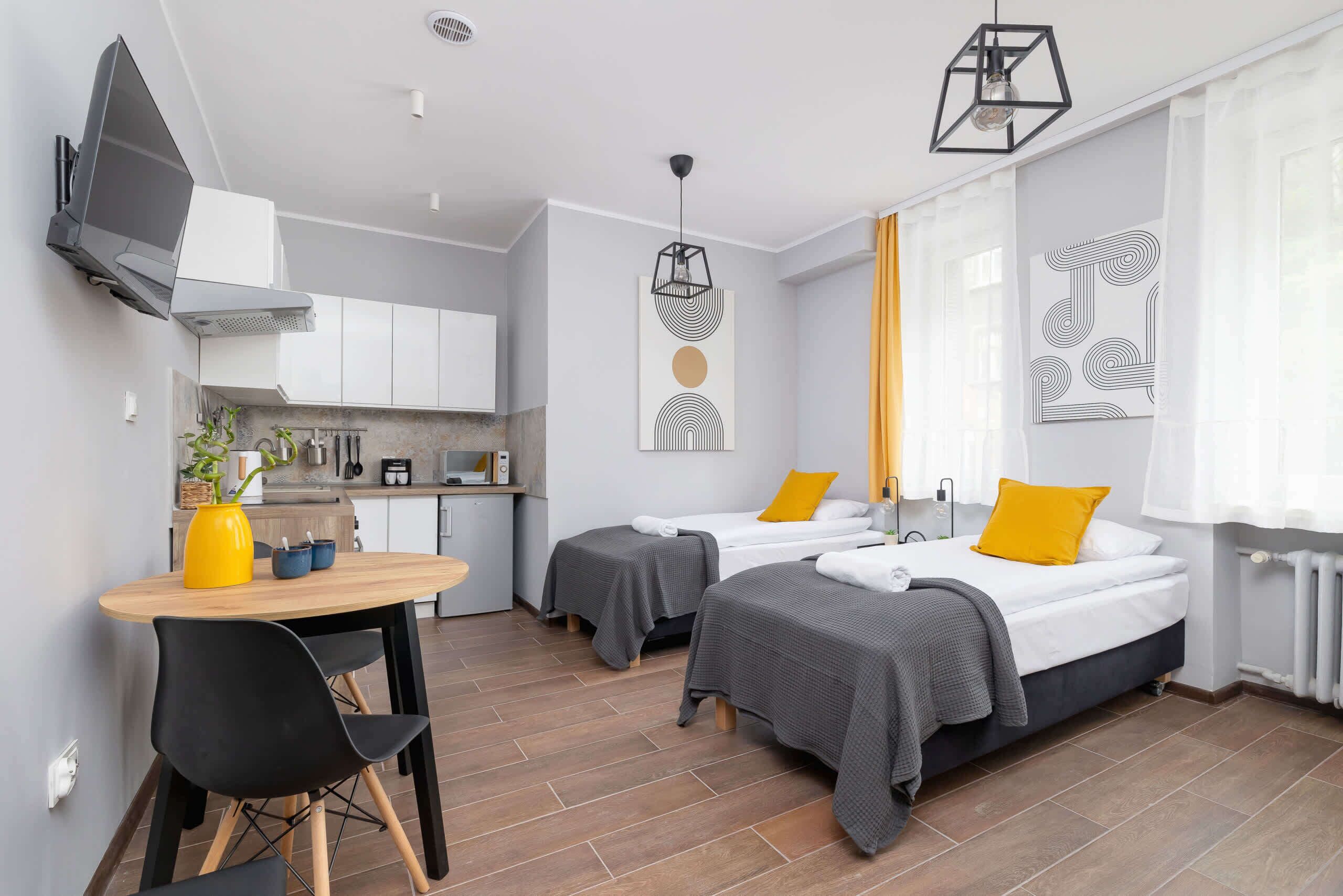 Een strijkplank/strijkijzer, wifi, beddengoed