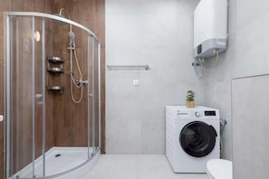 Dusche, Haartrockner, Handtücher, Shampoo