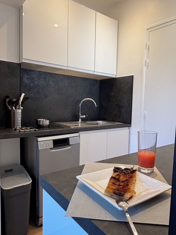 Mikrowelle, Herdplatte, Geschirrspüler