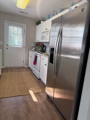 Fridge, microwave, oven, stovetop - Shell Yeah! Private Beach House One Block from beach and Main Street (North Myrtle Beach)