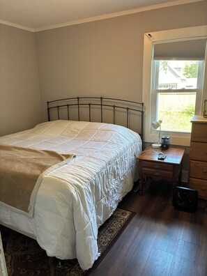 1 bedroom, iron/ironing board, WiFi, bed sheets - Entire Bungalow with Fenced-In Yard in Trendy Neighborhood, Central Des Moines (Des Moines)