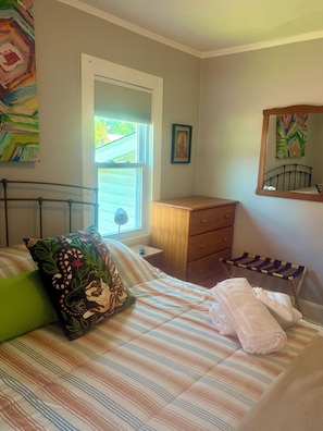 2 bedrooms, iron/ironing board, WiFi, bed sheets - Entire Bungalow with Fenced-In Yard! Sleeps 6 & Pet-Friendly, Central Des Moines (Des Moines)