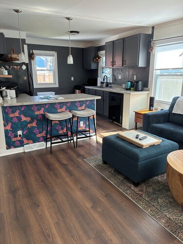 Entire Bungalow with Fenced-In Yard! Sleeps 6 & Pet-Friendly, Central Des Moines