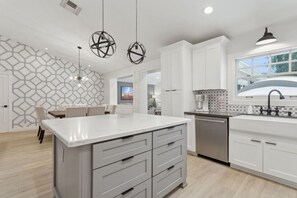 冰箱、微波炉、烤箱、炉灶