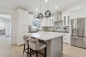 冰箱、微波炉、烤箱、炉灶