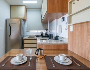 Kjøleskap, mikrobølgeovn og kjøkkenutstyr