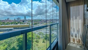 Un balcon avec vue sur la ville, comprenant un pont et des immeubles.