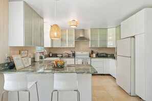 Micro-ondes, four, plaque de cuisson, lave-vaisselle