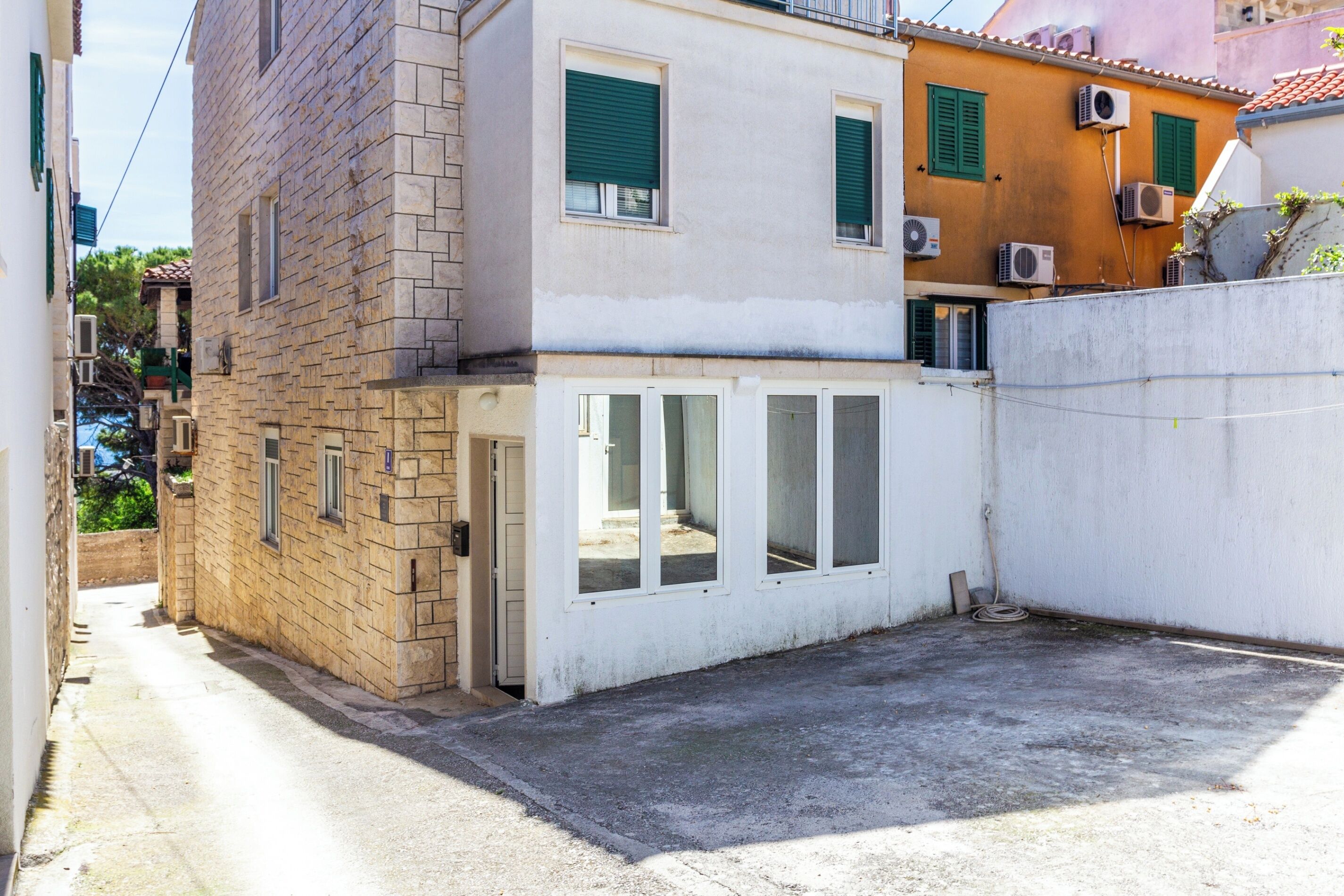 المنشأة من الخارج