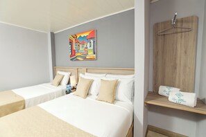 Habitación familiar | Espacio para trabajar con laptop y tabla de planchar con plancha 