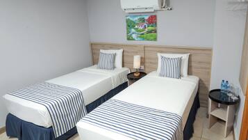 Kamar Twin Deluks | Ruang kerja ramah laptop, setrika/meja setrika, dan Wi-Fi gratis