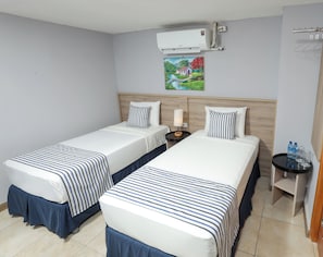Chambre Deluxe avec lits jumeaux | Espace de travail pour ordinateurs portables, fer et planche Ă repasser