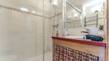 Douche, sĂšche-cheveux, serviettes fournies