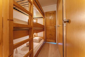 2 bedrooms, WiFi, bed sheets