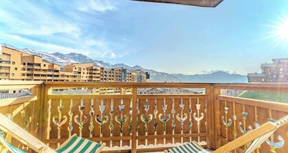 Résidence avec skis aux pieds et vues